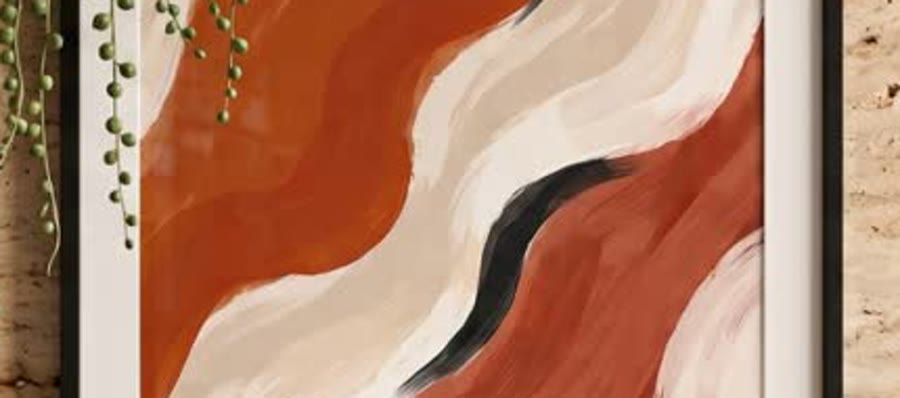 Detalle de una moldura negra con marialuisa blanca sobre una pared de travertino